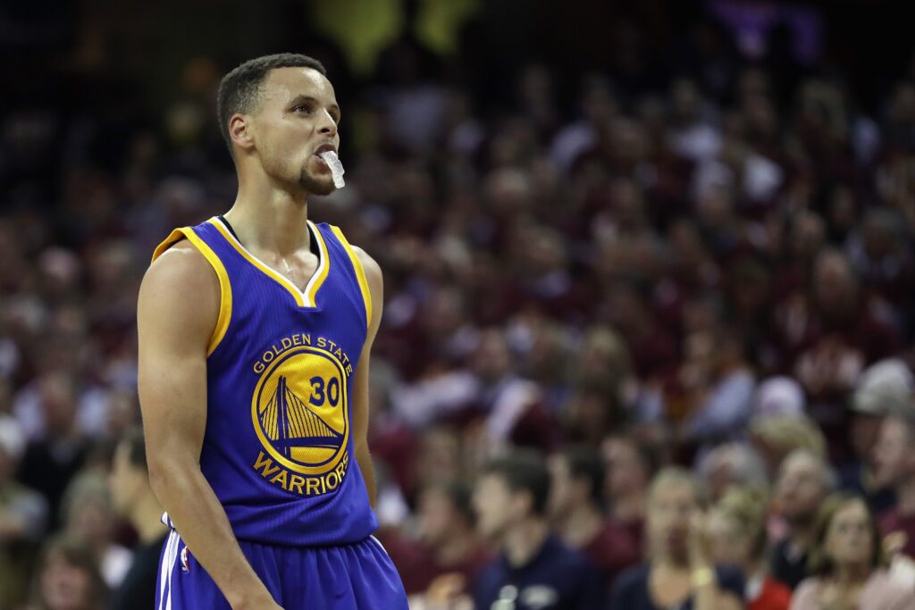 Stephen-Curry-got-a-left-shoulder-injury-while-he-was-trying-to-strip-the-ball-on-defense-at-his-last-MRI-match--70-86